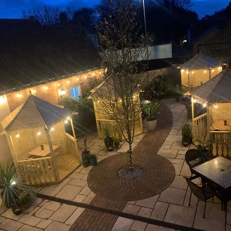 Greyhound Inn Wilton ويلتون المظهر الخارجي الصورة